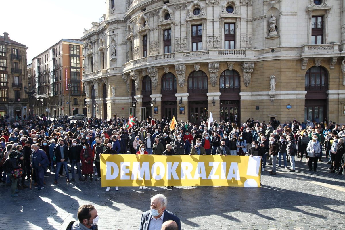 ehbildu's tweet photo. Euskal Herriko txoko guztietan, #Demokrazia.ren aldeko erantzun bateratua eta sendoa eman dugu. 

Gaur euskal ezker subiranista izan da, bihar demokrazia defendatzen duen edonor izan daiteke.

#BateraAurre ✊ https://t.co/lndWNLTqV5