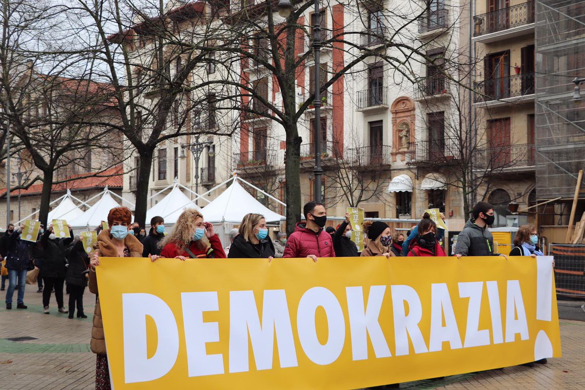 ehbildu's tweet photo. Euskal Herriko txoko guztietan, #Demokrazia.ren aldeko erantzun bateratua eta sendoa eman dugu. 

Gaur euskal ezker subiranista izan da, bihar demokrazia defendatzen duen edonor izan daiteke.

#BateraAurre ✊ https://t.co/lndWNLTqV5