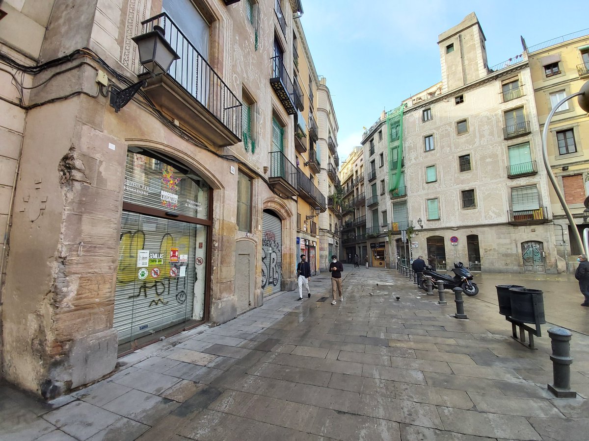 Sergi Bernal в Twitter: &quot;Just lo que el barri necessita. Un altre comerç de llavors de &quot;Marijuana&quot;. Vist a la Plaça de George Orwell, mal coneguda com la Plaça del Tripi. No