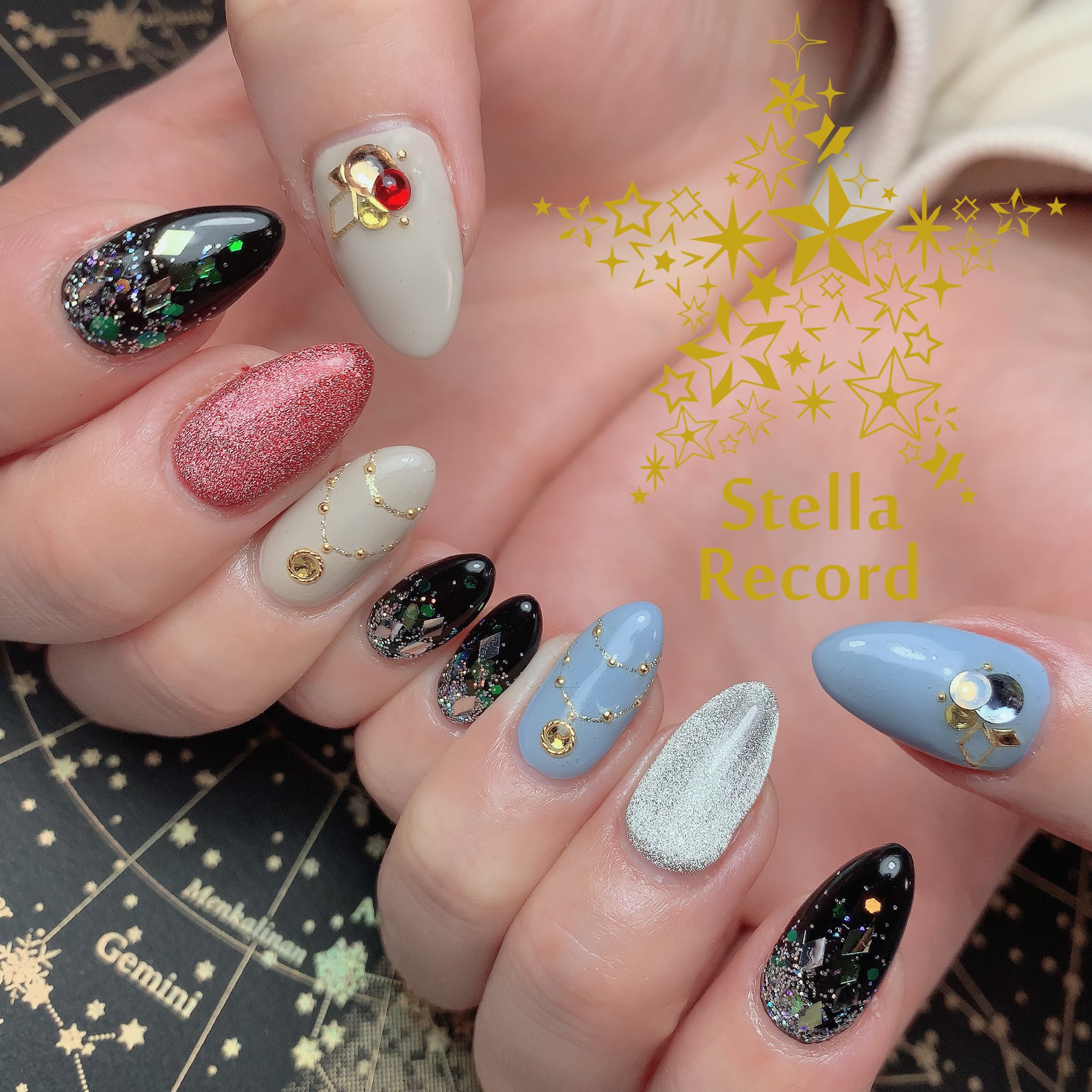 Nail Salon Stella Record モチーフネイル 学芸大青春 星 陽介 ライブで楽曲中にお衣装カラーのチェンジシーンがあったそうでそのイメージで左右で色を変えて チェンジシーンのキラキラも入れて華やかに仕上げました Cdありがとうございます 聴かせて