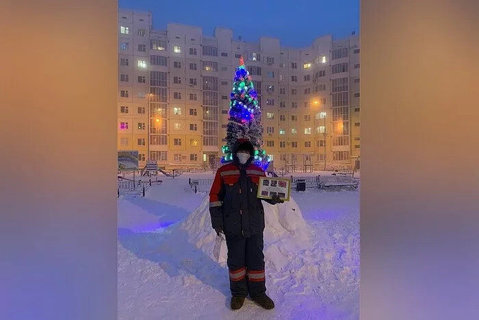 tjournal's tweet photo. Жители микрорайона в Якутске в знак благодарности сделали дворникам подарки на Новый год: одному — телевизор, а другому — сертификат в магазин товаров для охоты. А ещё 30 дворникам свяжут шарфы.

Да, это добрая история в 2020 году!

https://t.co/ZLyIpf1lVO https://t.co/cgRoWb79Sb