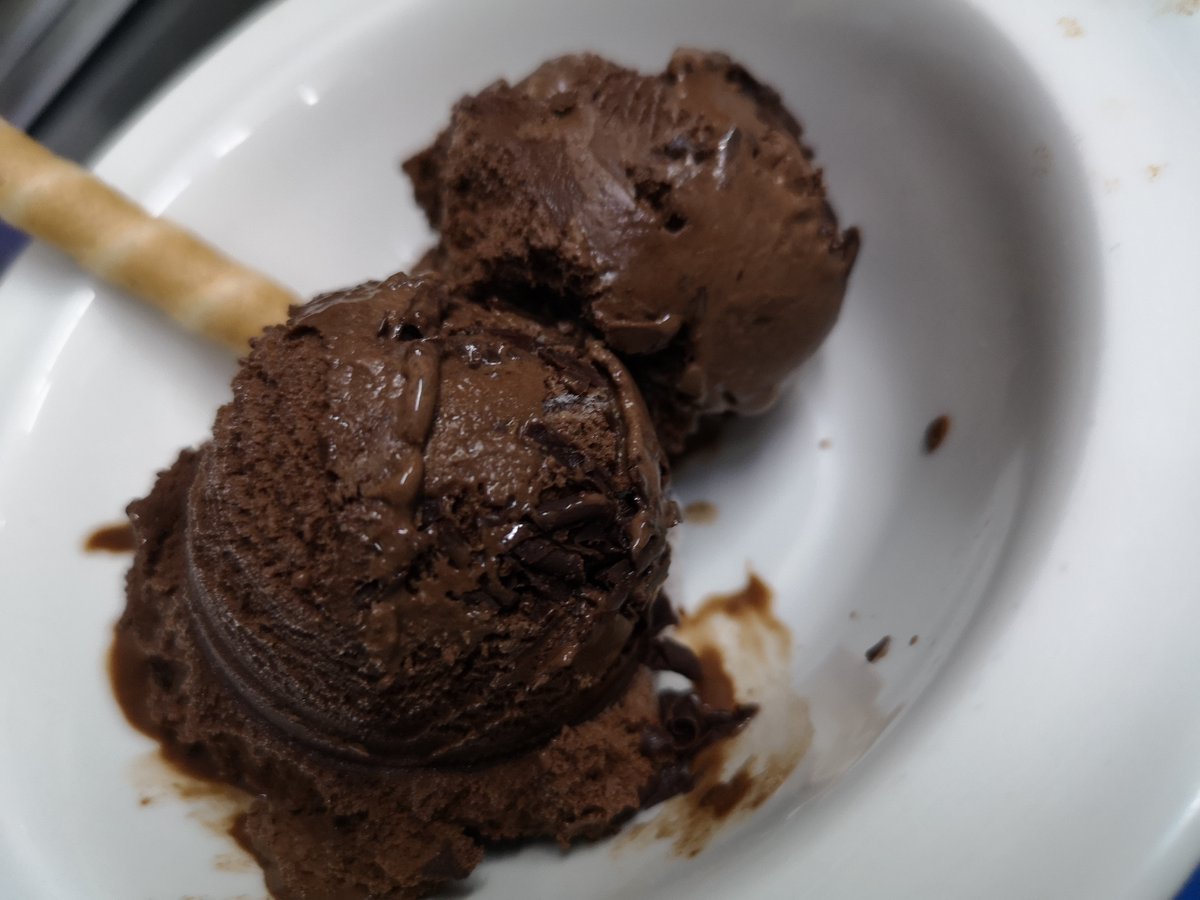 Este postre es mano de santo para tener digestiones más ligeras, además, de poseer triptófano, aminoácido responsable de la producción de serotonina así que, no, no es un mito ¡El helado nos pone de buen humor!🍨🍨 #Manolo1934