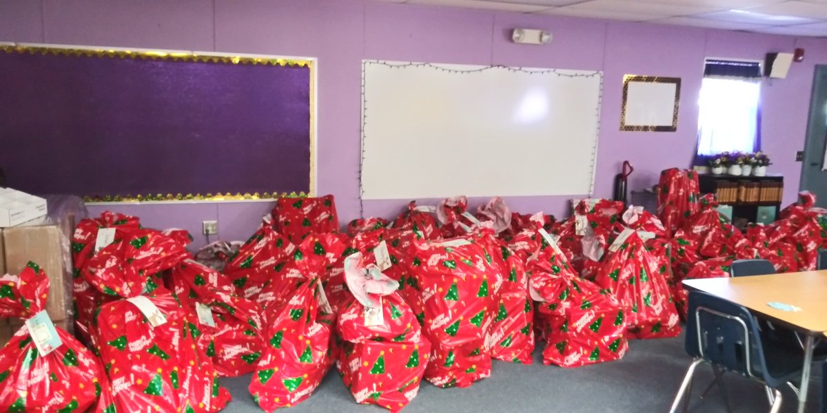 TraceyDrakeESE's tweet photo. I would like to thank all of our sponsors who donated an abundance of Christmas gifts: Ridge Manor United Methodist Church, the Matthew Project &amp; Monte Patterson, the Boys &amp; Girls Club, Crosspoint Church, Oak Hill Hospital, &amp; the many parents &amp; teachers for 277 kids THANK YOU! https://t.co/SA0llGzHYF