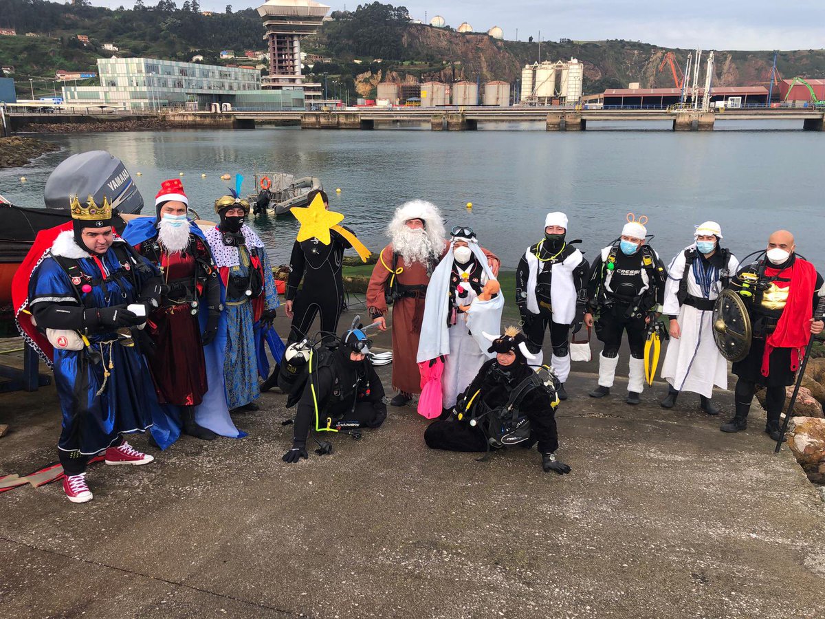 SER_Gijon's tweet photo. La Navidad 🎄 son tradiciones y, un año más, el Club de buceo Orca Formar (@ClubOrca) ha cumplido con la tradición de realizar su Belén viviente bajo el agua 👏👏 https://t.co/M0NhmsrR0V