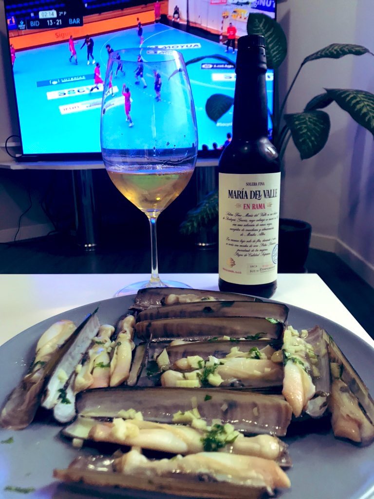 Marcoskicker's tweet photo. #Navajas con esta Solera Fina María del Valle de #BodegasGraciia, #MontillaMorilesPower , embotellada para @ClubContubernio #Contubernio8. Y en #LaBestia disfrutando del partidazo de la @ASOBAL @FCBhandbol y @CDBidasoaIrun gracias a @GolTV https://t.co/PhXFtlruEs