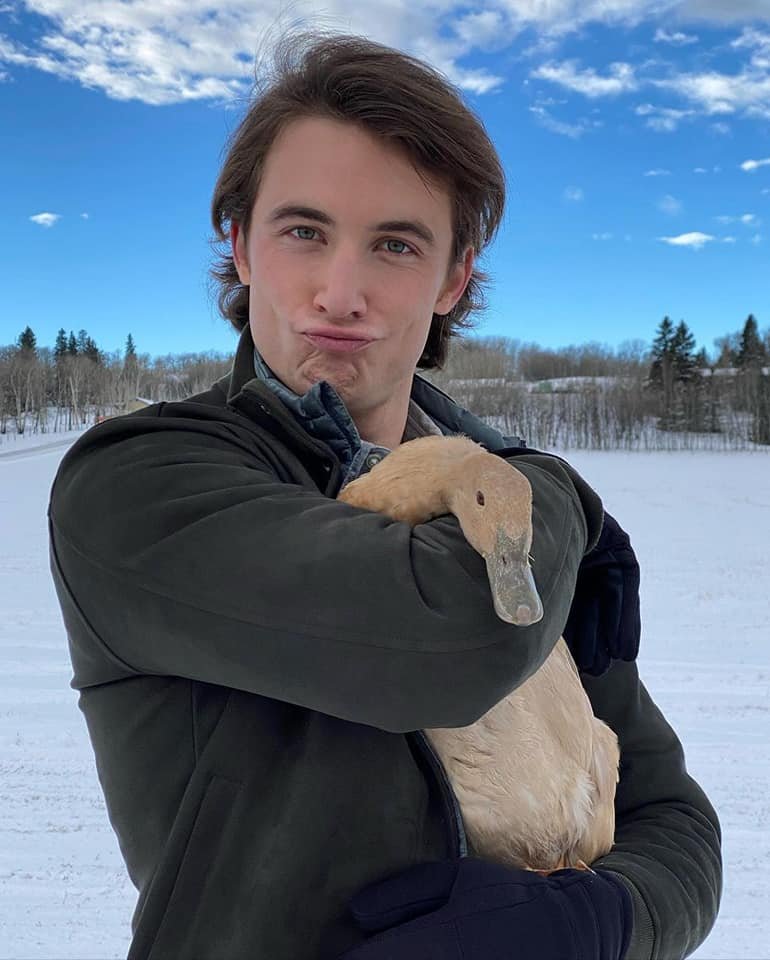 CendonMabel's tweet photo. Adorable pictures of Jordan @JordanBurtchett with Amber @Amber_Marshall duck #Ambersduck #iloveheartland 🦆 https://t.co/5gCYoc8ZI8