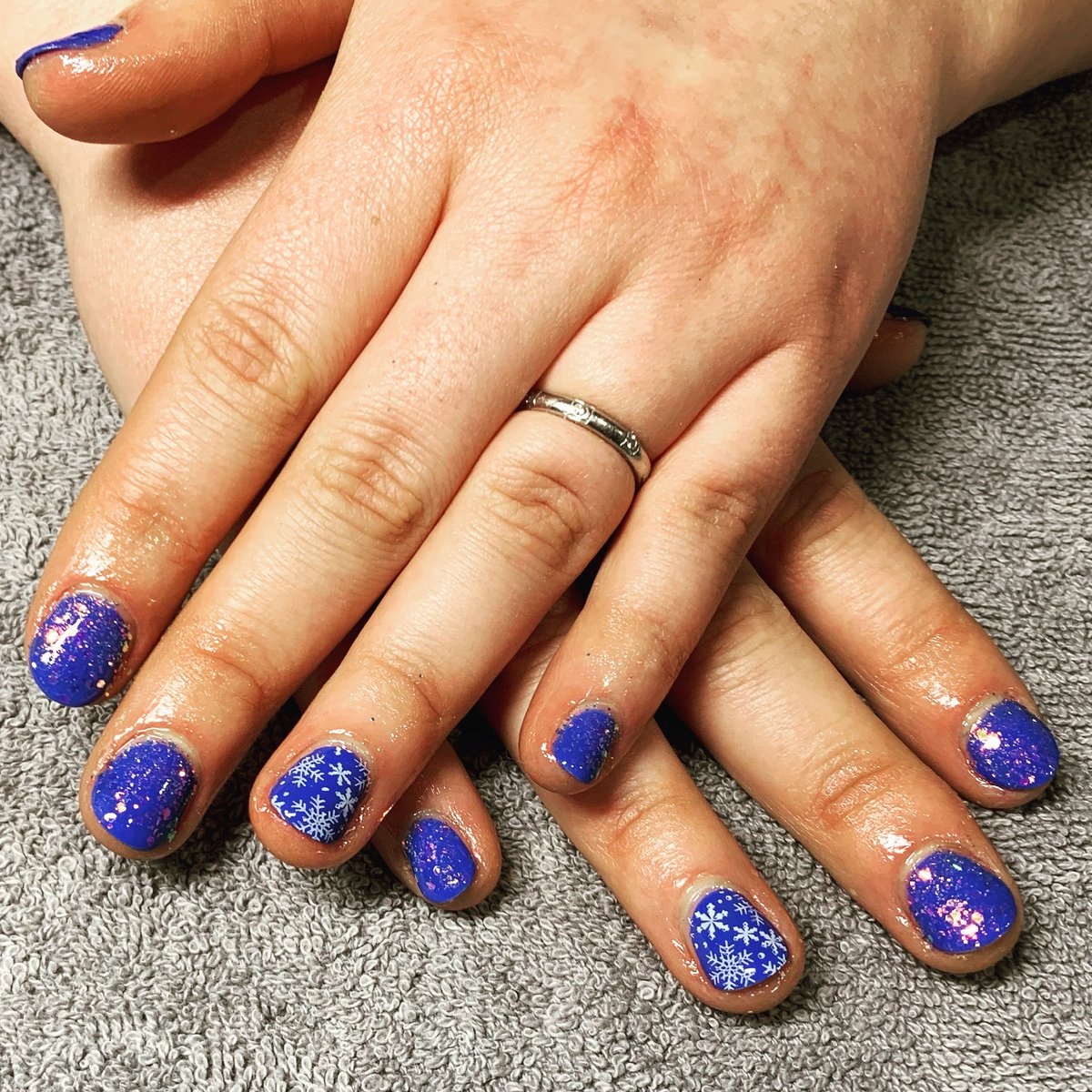 tabithastalons's tweet photo. Feeling very Christmassy after doing these nails ❄️ 💙
#christmasnails #snowflakes #glitter #cndblueeyeshadow #gloucester #supportsmallbusiness #sparklenails https://t.co/mMnTvDDyOo