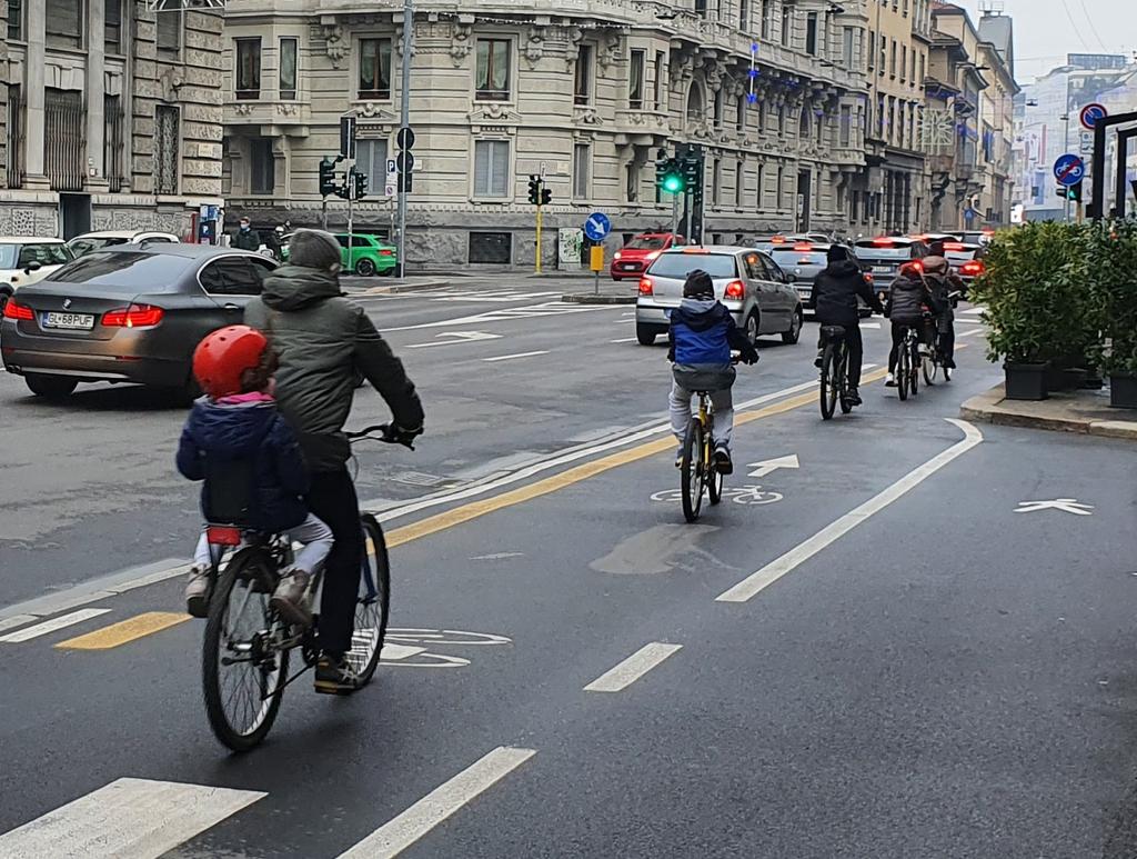 Le piste ciclabili vuote davanti alla sede dell'<a href="/ACI_Italia/">ACI</a> a Milano. Ed è una grigia giornata di dicembre, a marzo ci sarà da ridere.