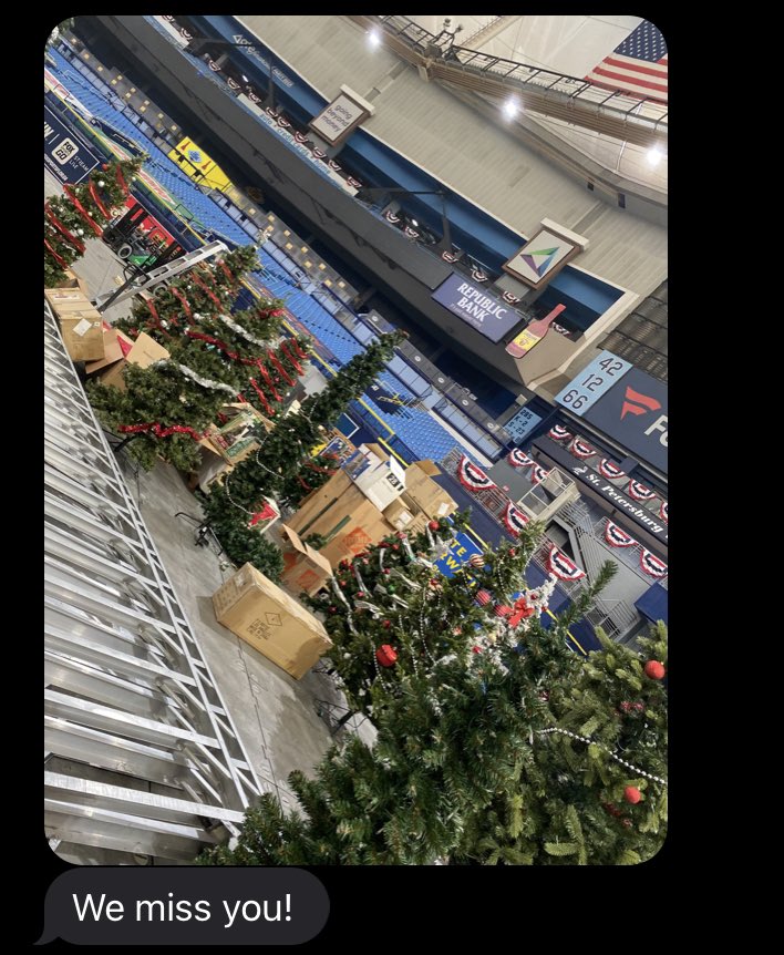 UrbanHermit12's tweet photo. In the before-times I used to travel with the finest road fam in showbidnez. No show is more “1 team, 1 dream” and these cats know best how to decorate for Christmas in a commercial break. #WeAreFamily #ThankyouForThinkingOfMe #MissYouToo https://t.co/prEP6gFXPy