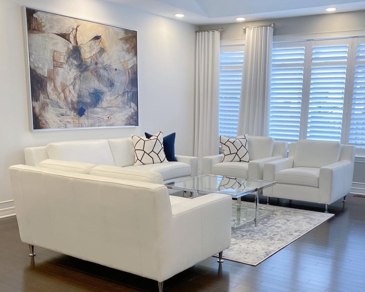 Mandy Renfrew created a fresh contemporary design in our client’s living room with crisp white leather and silver accents.🤍