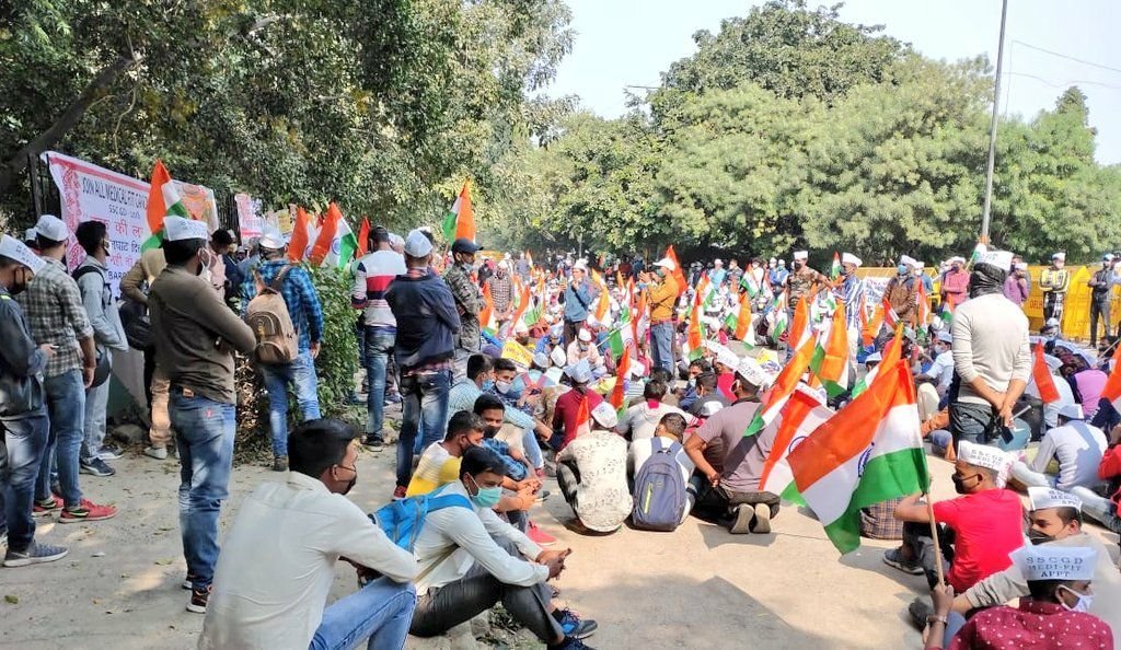 baraiyahimat2's tweet photo. @Ranbir_Crpf @ZeeNews @news24tvchannel @ABPNews @PTI_News @DDNewslive @News18India @cnnbrk @BBCBreaking @aajtak @indiatvnews @TV9Bharatvarsh @SudarshanNewsTV @NewsNationTV @CNBCTV18News @ColorsTV @IndiaToday @ANI @r9_tv सरकार को सिर्फ सुनाव जितने ने से ही मतलब है, युवाओ और किसानों के नाम पर सिर्फ राजनीति होती है, उनके हक की कोई बात नही होती।
 #joinallmedifitsscgd https://t.co/pPMuIiFGsd