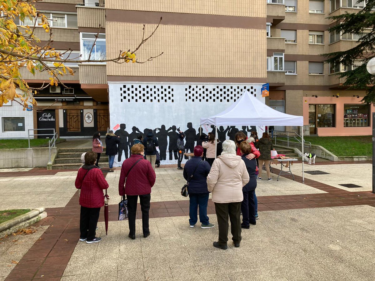 Los tormentones de ideas de los talleres de #Aztarna2030 toman forma (humana) con un mural colectivo en Senda Valentín de Foronda 10 🖌👥. ¡Mayores y jóvenes dejando su huella por una #vitoriagasteiz mejor! ¡Qué ilusionante 😊!
¿Te sumas al compromiso?
☝️ aztarna2030.org
