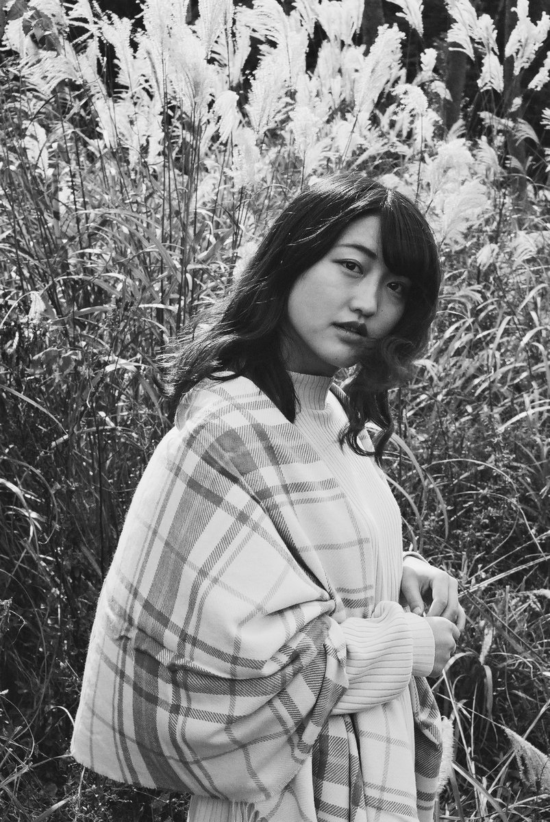 HolorinHikaru's tweet photo. 11/1 #Rina @__013kimimachi さん #キミマチ撮影会 から(8)。
#KYOCERA Tzoomは2002年発売のフィルムコンパクトです。当時としては28mmからのズームレンズが特徴でした。
#Tzoom #京セラ #VarioTessar2870(Vario-Tessar T* 28-70mmF4.5-8)#バリオテッサー #XP2 #モノクロフィルム https://t.co/Gzoi87LEA8