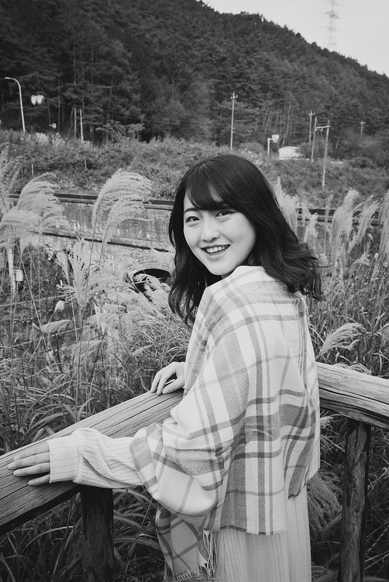 HolorinHikaru's tweet photo. 11/1 #Rina @__013kimimachi さん #キミマチ撮影会 から(8)。
#KYOCERA Tzoomは2002年発売のフィルムコンパクトです。当時としては28mmからのズームレンズが特徴でした。
#Tzoom #京セラ #VarioTessar2870(Vario-Tessar T* 28-70mmF4.5-8)#バリオテッサー #XP2 #モノクロフィルム https://t.co/Gzoi87LEA8