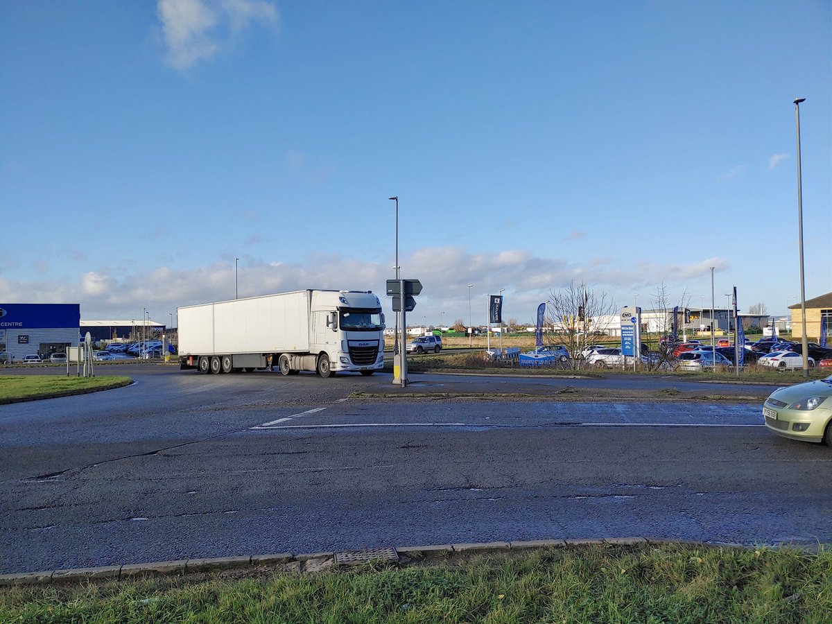 EuromoveLincs's tweet photo. One roundabout in #Spalding in 10 minutes on a Saturday lunchtime. The reality of how trade with #Europe works #No2NoDeal https://t.co/jbL9xCPAqy