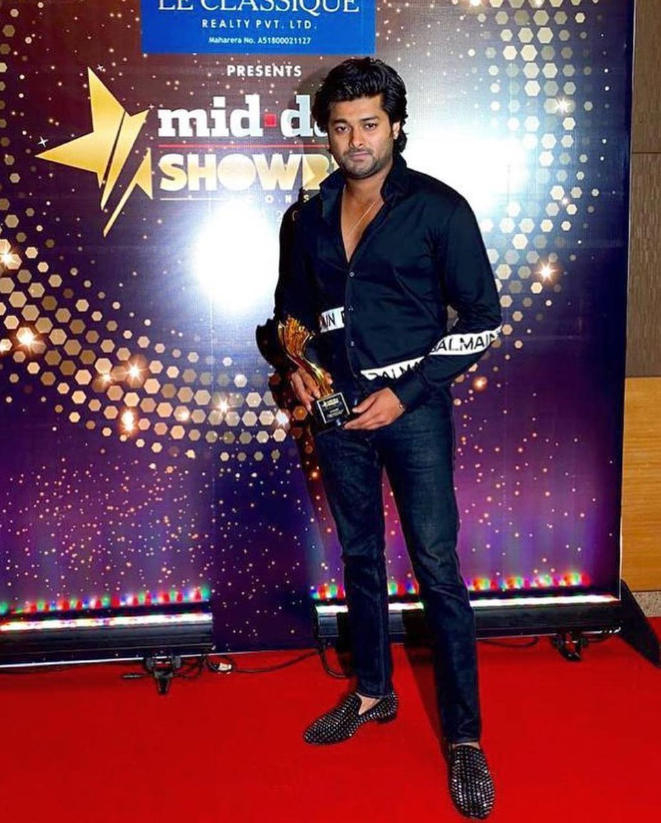 AhirsachinAhir's tweet photo. Congratulations Krrish Ahir @ikrrishahir to be Awarded as Emerging Entrepreneur of the year prize in the fitness category at the Mid-Day Showbiz icon Award.
Proud Moment!
#Energia #Needsupps
@ikrrishahir https://t.co/g0eUhG8vSo