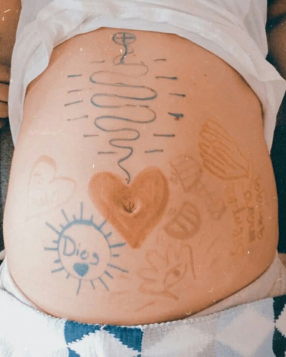 MiaGreyT_'s tweet photo. ¡Mis bebés son unos artistas! 

Me han hecho éste lienzo en mi pancita, porque querían jugar con Farfalla y estoy segura de que le ha encantado pasar rato con sus hermanitos. 

No sé cómo será sus familias pero la mía, es perfecta. 💗 https://t.co/24tcjgpLPa
