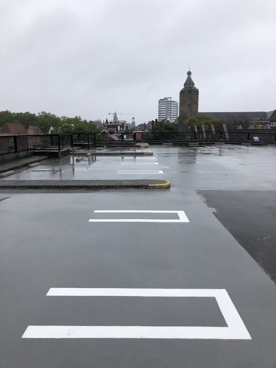 RonBuiting's tweet photo. @MaritOverbeek Zonde, want plek met schitterend uitzicht op de stad! (kon de zomerfoto’s alleen zo snel niet vinden) maak er een dakpark van en gebruik de overige verdiepingen voor atelier- en bedrijfsfuncties - en fietsenstalling #springweg #parkeergarage https://t.co/PCERgfQqW5