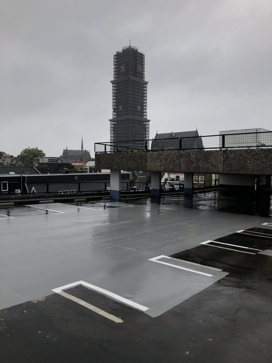 RonBuiting's tweet photo. @MaritOverbeek Zonde, want plek met schitterend uitzicht op de stad! (kon de zomerfoto’s alleen zo snel niet vinden) maak er een dakpark van en gebruik de overige verdiepingen voor atelier- en bedrijfsfuncties - en fietsenstalling #springweg #parkeergarage https://t.co/PCERgfQqW5