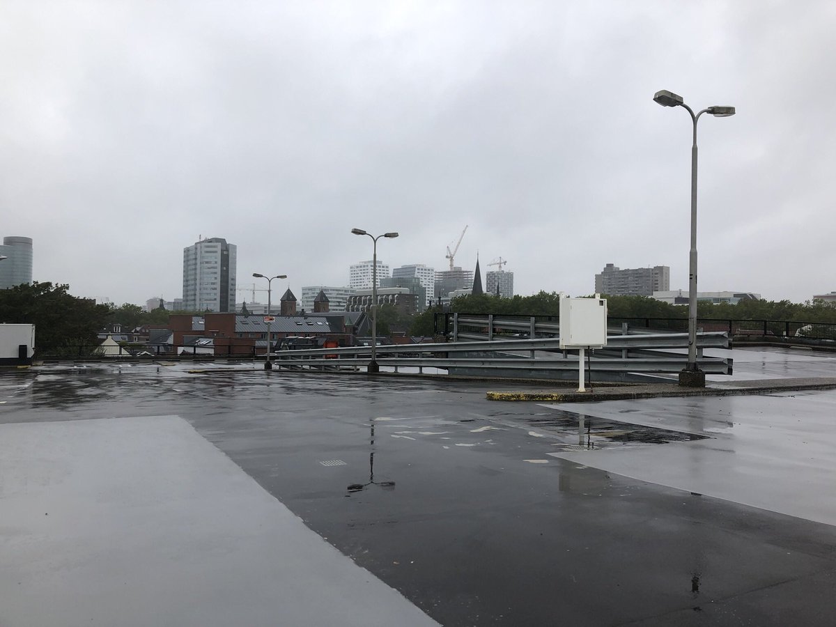 RonBuiting's tweet photo. @MaritOverbeek Zonde, want plek met schitterend uitzicht op de stad! (kon de zomerfoto’s alleen zo snel niet vinden) maak er een dakpark van en gebruik de overige verdiepingen voor atelier- en bedrijfsfuncties - en fietsenstalling #springweg #parkeergarage https://t.co/PCERgfQqW5