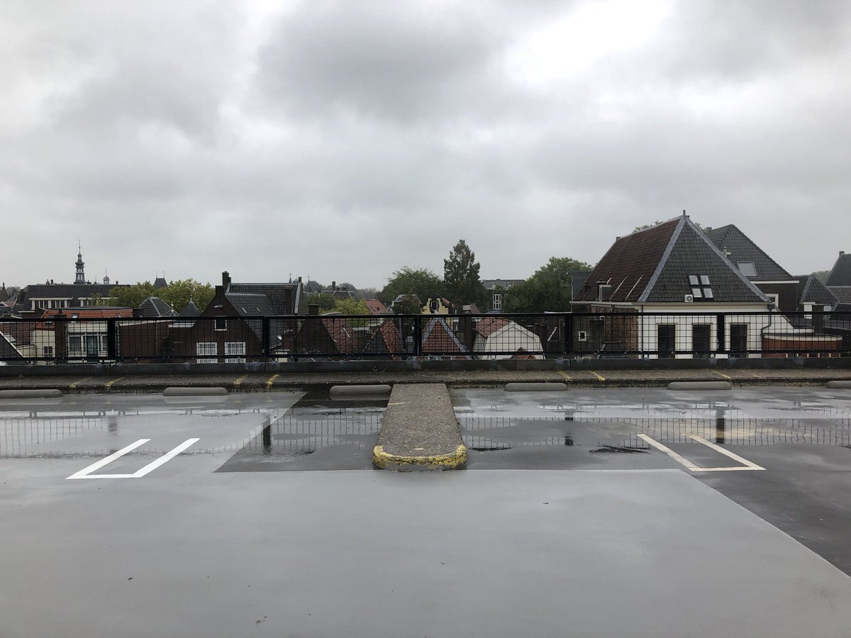 RonBuiting's tweet photo. @MaritOverbeek Zonde, want plek met schitterend uitzicht op de stad! (kon de zomerfoto’s alleen zo snel niet vinden) maak er een dakpark van en gebruik de overige verdiepingen voor atelier- en bedrijfsfuncties - en fietsenstalling #springweg #parkeergarage https://t.co/PCERgfQqW5