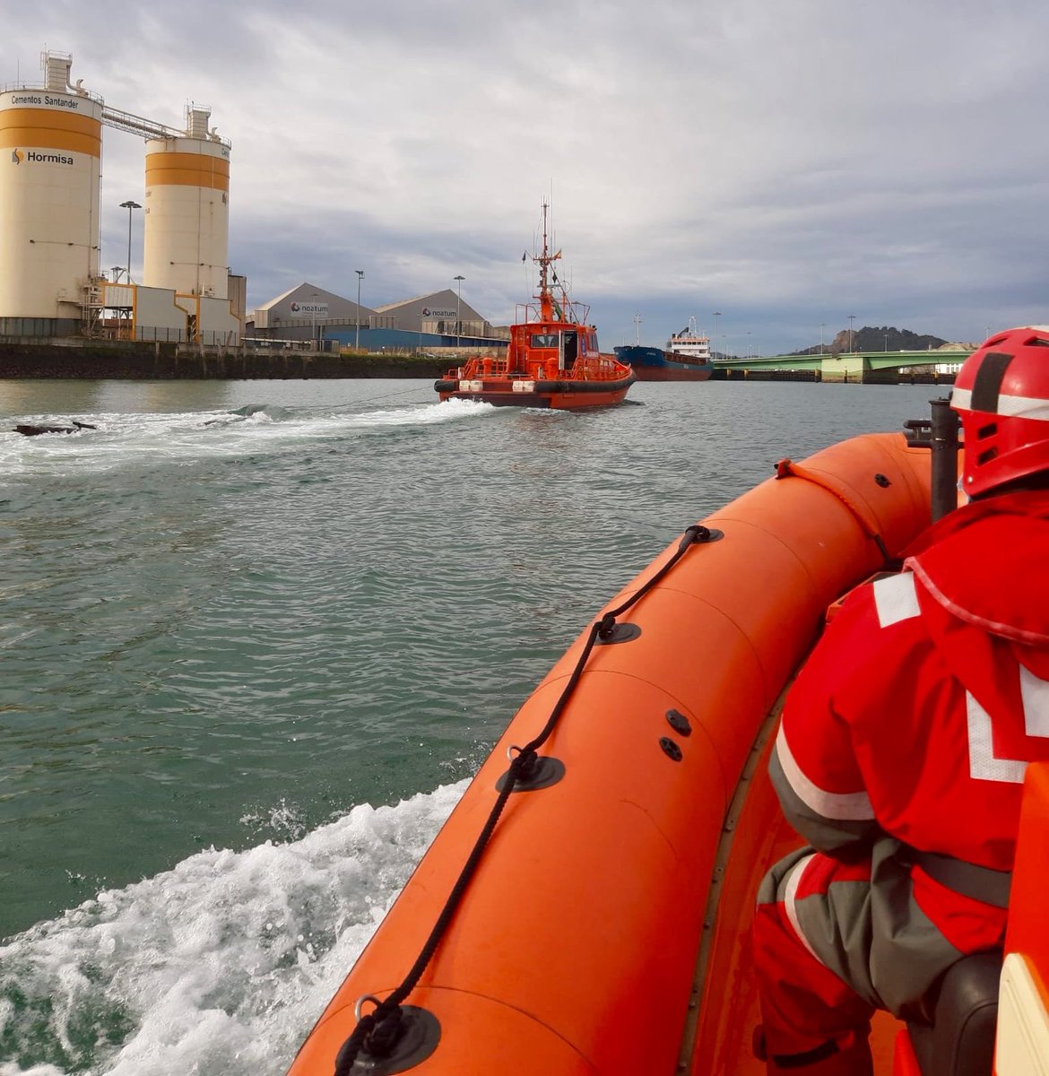 CRECantabria's tweet photo. Uno de los peligros para la navegación son los objetos a la deriva.Esta mañana 🚤 #LSSantander de @CRECantabria y #SalvamarDeneb @salvamentogob hemos retirado varios troncos a la deriva en la bahía de #Santander #SeguridadNáutica #TrabajoEnEquipo #EstamosEnLaMarPorTí https://t.co/oKsbbEqBdW