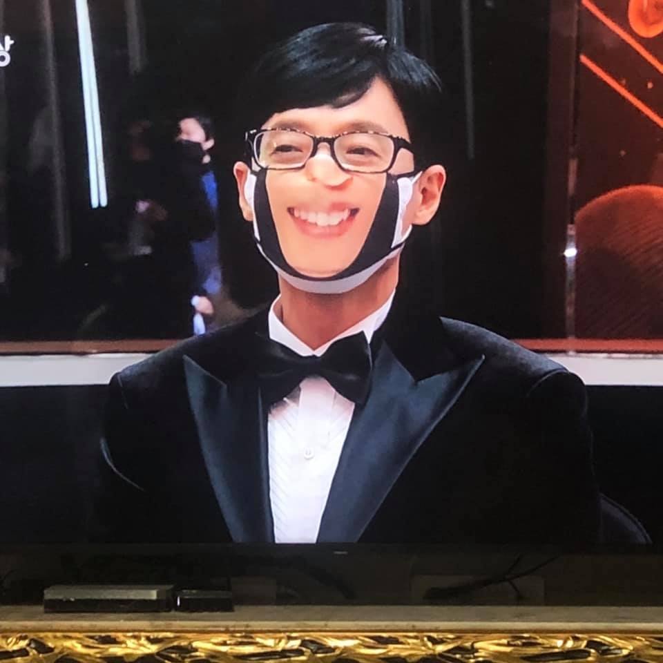 Another highlight on 2020 SBS Entertainment Awards😂

Self face mask prepared for the attendees! 

#YooJaeSuk #BaekJongWon #KimHeeChul #KimJongKook #SongJiHyo