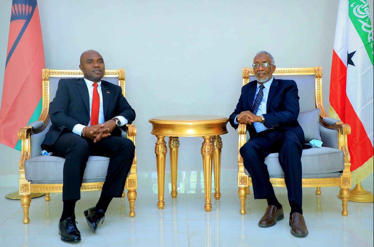 MadaxtooyadaJSL's tweet photo. The President of Republic of Somaliland, His excellency @musebiihi had a productive with the Minister of Foreign Affairs of the Republic of Malawi H.E Hon Eisenhower Mkaka, M.P.

The President and Malawi's delegation held wide-ranging discussions on matters of mutual interest. https://t.co/4RHIBm5PV8