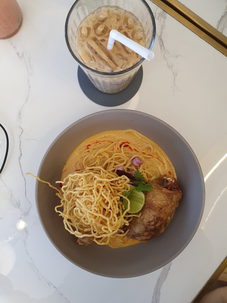 theboythungkru's tweet photo. มากินสปาเกตตี้ข้าวซอยน่องเป็ดย่างที่ร้าน Park Brasserie ระยอง เค้าจะเป็นน้ำข้าวซอย หมี่กรอบแต่เส้นเป็นสปาเกตตี้ ลงตัวมาก ไม่เค็มเกินไป น่องเป็ดไม่คาว มันดีต่อใจคนรักข้าวซอยมาก พูดแล้วหิว!!
#รีวิวระยอง #reviewrayong https://t.co/a2vWnxPijX