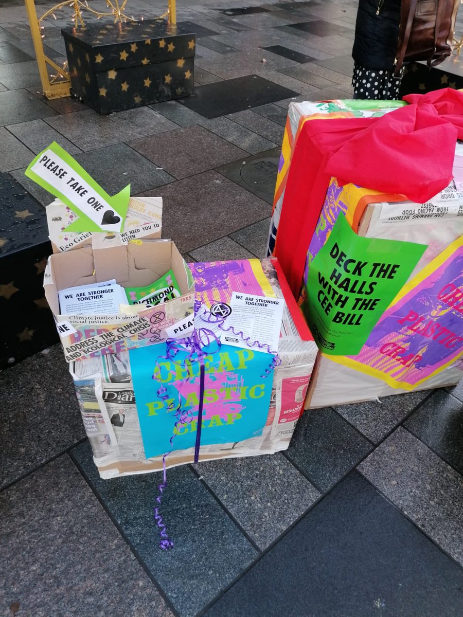 XRRichmondUK's tweet photo. Christmas shouldn’t cost the earth! 

Buying less will help keep global warming from reaching temperatures that we can’t survive.

#FightFor1PointFive
#ExtinctionRebellion
#Christmas https://t.co/0erbDTm8Tr