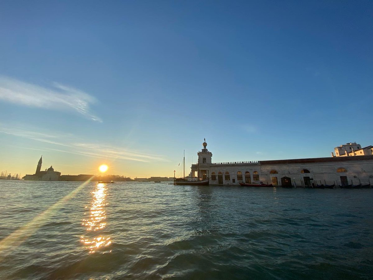 EVALcreations's tweet image. 🤗 Last week of work and now entering fully into the period of #Holidaysvibes #Wintersolstice2020 #Planetaryconjunctions #Sun #Light #nofilters☀️