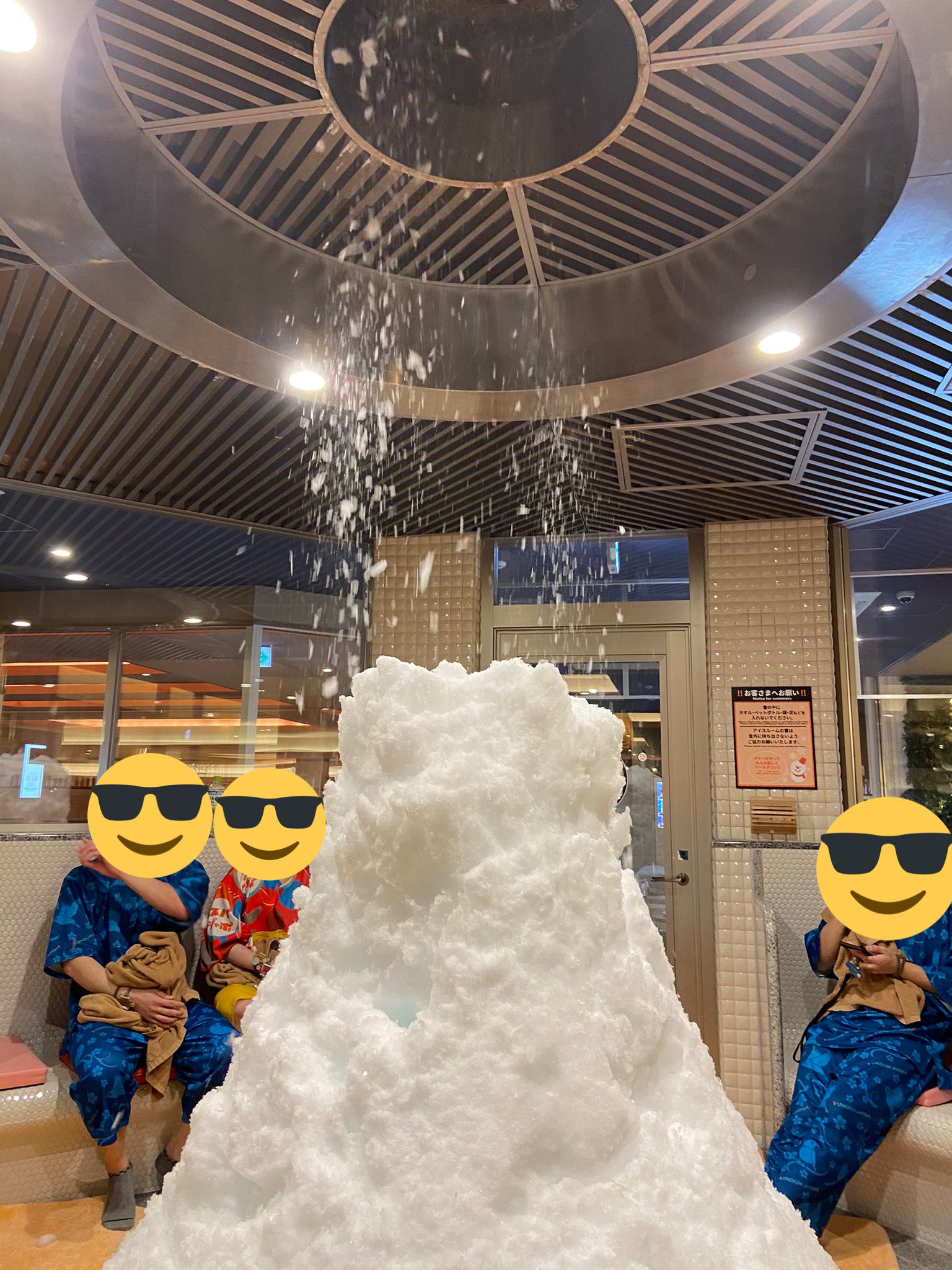 ゆーき 岩盤浴の後に 涼しいアイスルームへ 雪が降ってました スパジャポ アイスルーム T Co Kxweup51kw Twitter