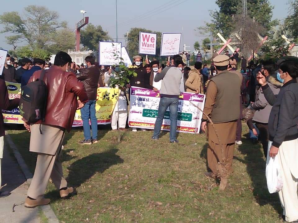 dashingmajidali's tweet photo. we want justice 
we want regularisation without ppsc
#StopArrestingTeachers 
#RegulariseSSEsAEOs 
#RegularisationWithoutPPSC 
#BanigalaProtestBySSEsAEOs https://t.co/tqbws87qjS