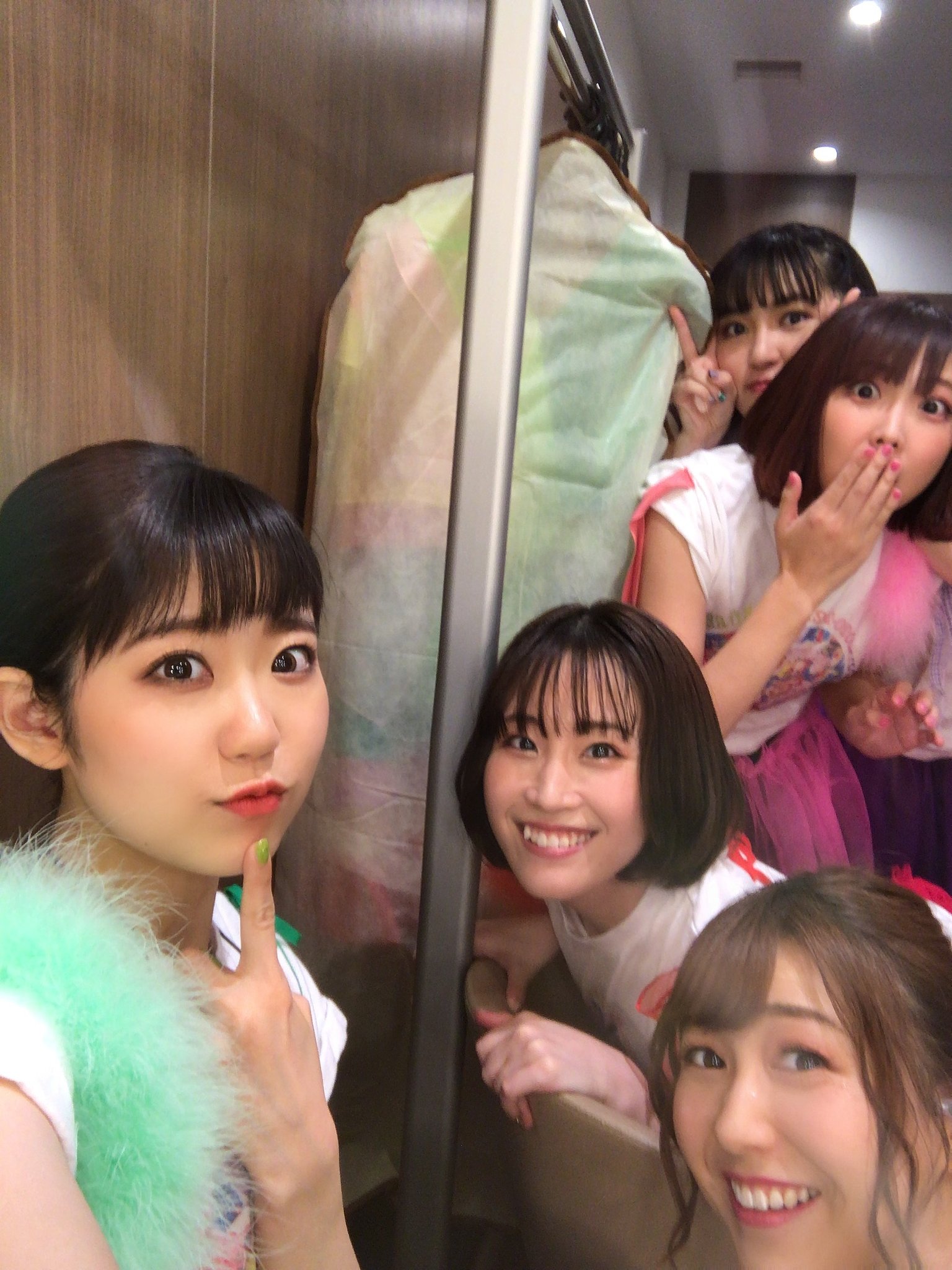 東山奈央 オフィシャル 楽屋で写真を撮っていたら ひょっこり そして 全員集合 ワルキューレはますます仲良しですっ うふふ 今回 会場に来られなかった方にもライブのハイライトなどをぜひツイートで共有してくださると嬉しいです