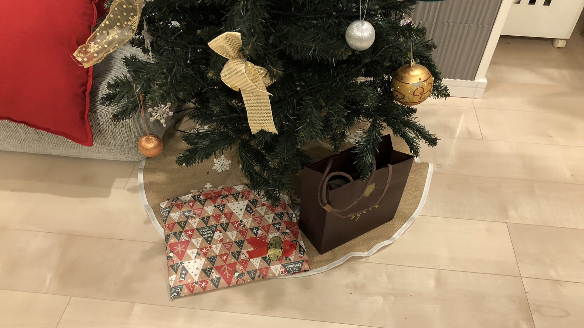 ディーズ در توییتر ばあばから届いたクリスマスプレゼントを娘が開けたくて仕方ないんだけど ツリーの下に置いて クリスマスまで開けちゃダメ と妻が娘に言い聞かせてた 娘が不憫なので妻に買ってきたプレゼントをその横に置いといたら 妻が悶絶しそうに ディーズ در توییتر ばあばから届いたクリスマスプレゼントを娘が開けたくて仕方ないんだけど ツリーの下に置いて クリスマスまで開けちゃダメ と妻が娘に言い聞かせてた 娘が不憫なので妻に買ってきたプレゼントをその横に置いといたら 妻が悶絶しそうに