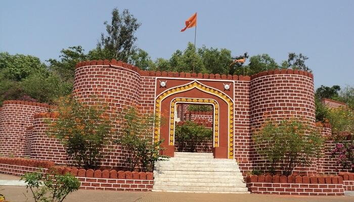 The far sighted king - Chhatrapati Shivaji Maharaj, knew of the impending threat of the Portuguese and to keep a check on them, he had already secured Ponda Fort in Goa.