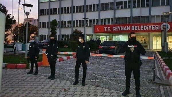 Chp Adana ceyhan belediyesinde 
#Rüşvet operasyonu

Rüşvet aldiklari one sürülen  Belediye baskani Kadir aydar ve 23 kisi icin operasyon düzenlendi  
Polisler belediyede arama yapıyor 

Aldiginiz rüşvet size 
#ZehirZıkkımOlacak
