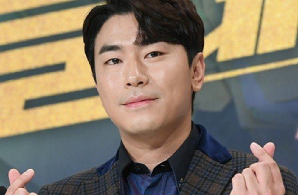 allkpop on Twitter: "Actor Lee Si Uhn opens up about his feelings on leaving 'I Live Alone' https://t.co/E6q9dEXL0X… "