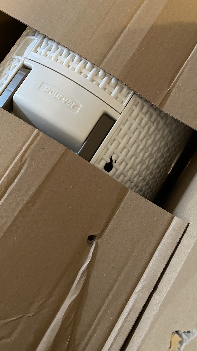 Hola <a href="/ShowroompriveES/">Showroomprive.es</a> , compré un arenero para gato y el pedido ha llegado agujereado, roto y totalmente DESTROZADO. Además, el producto venía sin ningun tipo de protección. Exijo un recambio del mismo artículo inmediatamente. 
Num. Pedido: 217264871.
Gracias