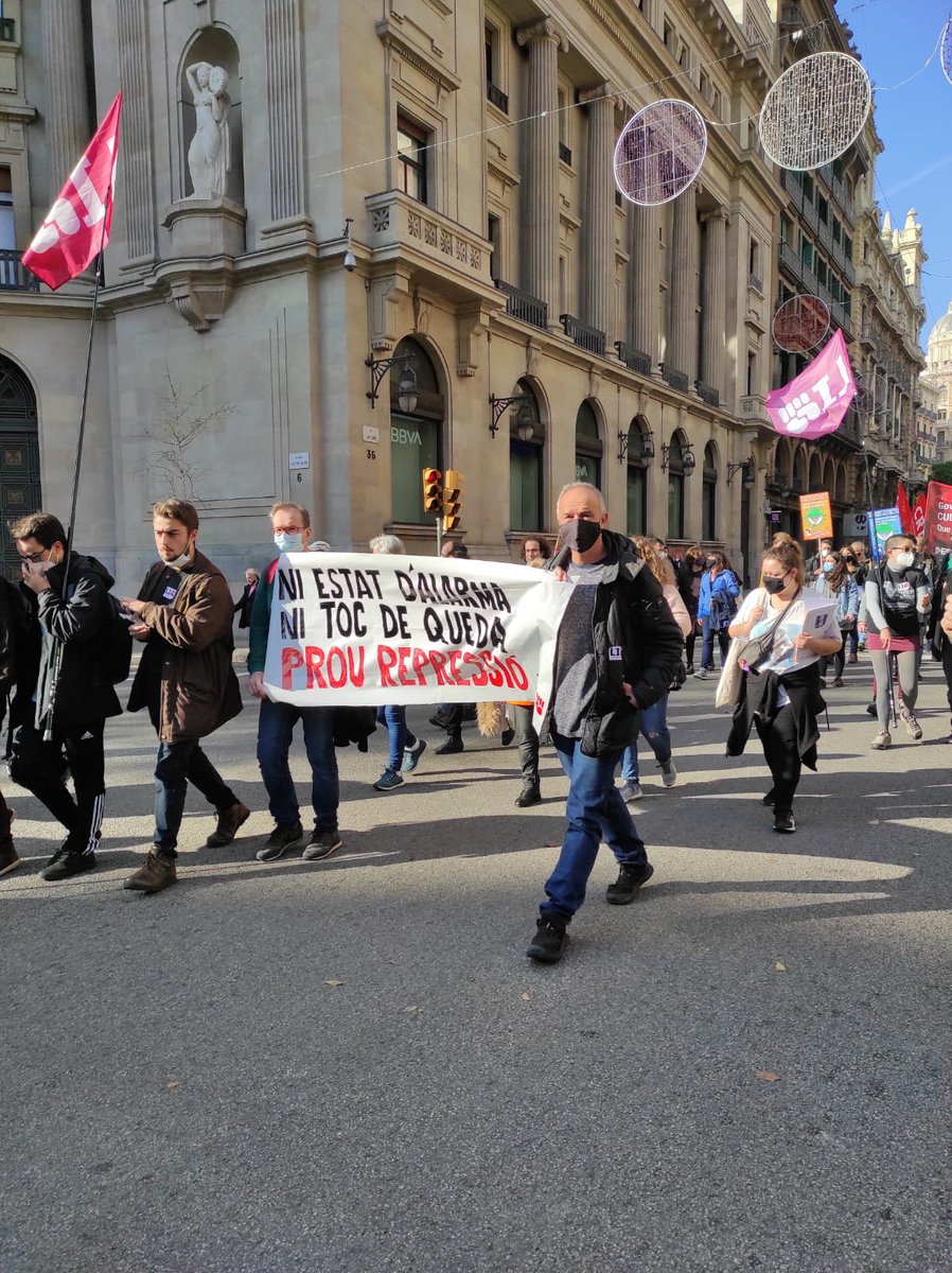 luchainternacio's tweet photo. Avui, a la mobilització #QueLaPaguinElsRics. 
Per assolir els nostres drets democràtics i de classe, cal que  #AturemLaRepressió contra les qui lluitem. Ni #EstatdAlarma, ni #Tocdequeda! Sense carrers, no tindrem drets! Caldran més mobilitzacions i avançar cap a la #VagaGeneral. https://t.co/34X9A1qqj7