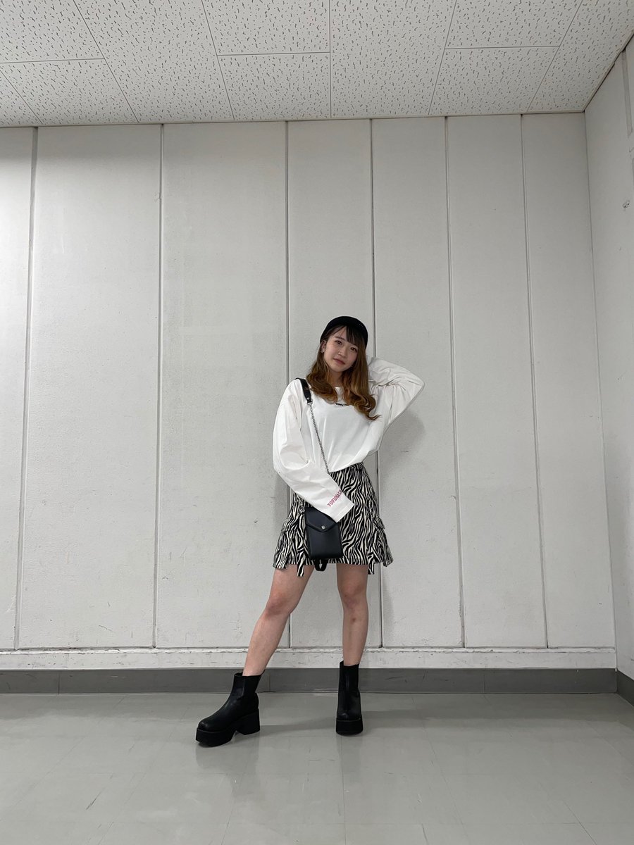 💗new item💗
ともわか×RASVOA
YOASOBIロンT

color▷black.white
price▷￥4900＋tax

今注目のイラストレーター『ともわか/tomowaka』コラボアイテム🤍
ゆったりとしたリラックス感のあるシルエットで幅広い方に着用していただけるサイズ感になっています🥰