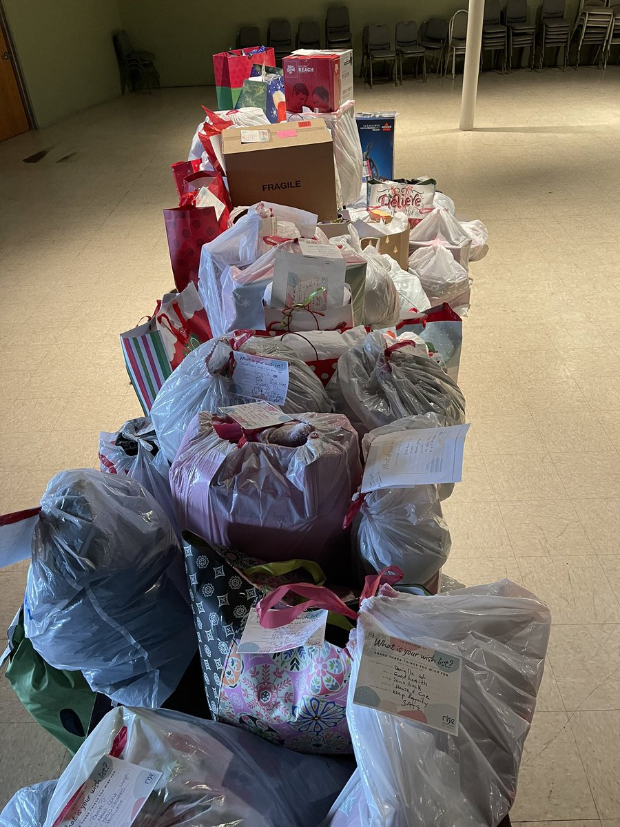 FordLive's tweet photo. Our team is headed to Homewood to provide 84 generously donated holiday gifts to homeless and at-risk women and girls. #pittsburgh with @livinginliberty #selflessserving https://t.co/rSTEnrVqSu