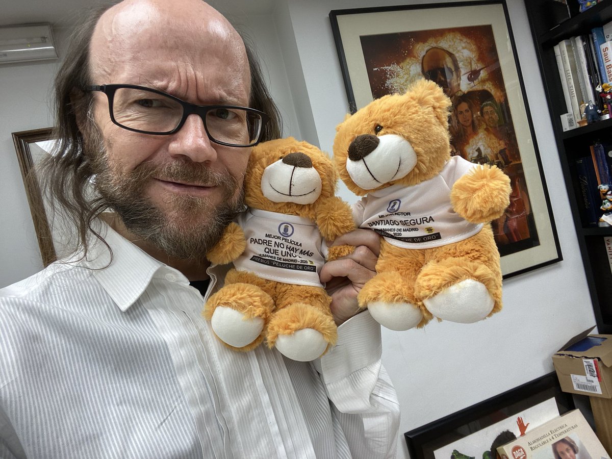 SSantiagosegura's tweet photo. No tengo ningun premio Fotogramas, ni Feroz, ni Forque (de hecho ni me han nominado en la vida) pero acabo de recibir 2 Peluches de oro otorgados por votación entre más de mil escolares!

Esto si que son buenos premios! 😂🤗🙏🙏🙏 https://t.co/B81Y9uoPwD