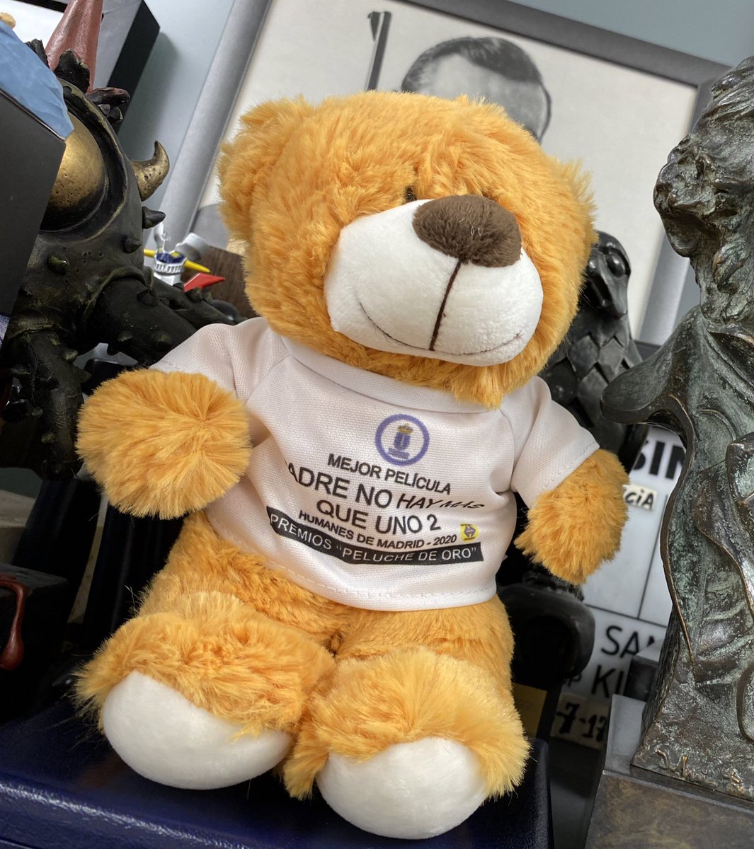 SSantiagosegura's tweet photo. No tengo ningun premio Fotogramas, ni Feroz, ni Forque (de hecho ni me han nominado en la vida) pero acabo de recibir 2 Peluches de oro otorgados por votación entre más de mil escolares!

Esto si que son buenos premios! 😂🤗🙏🙏🙏 https://t.co/B81Y9uoPwD