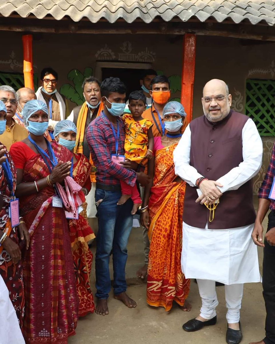 सादगी एवं सहजता भारतीय जनता पार्टी के विचारों का मूल आधार है।

गृहमंत्री श्री <a href="/AmitShah/">Amit Shah</a> जी, ने पश्चिम बंगाल प्रवास पर मेदिनीपुर के बेलीजुरी गांव में किसान भाई झानू सिंह के घर पर भोजन किया।

#AmitShahInBengal