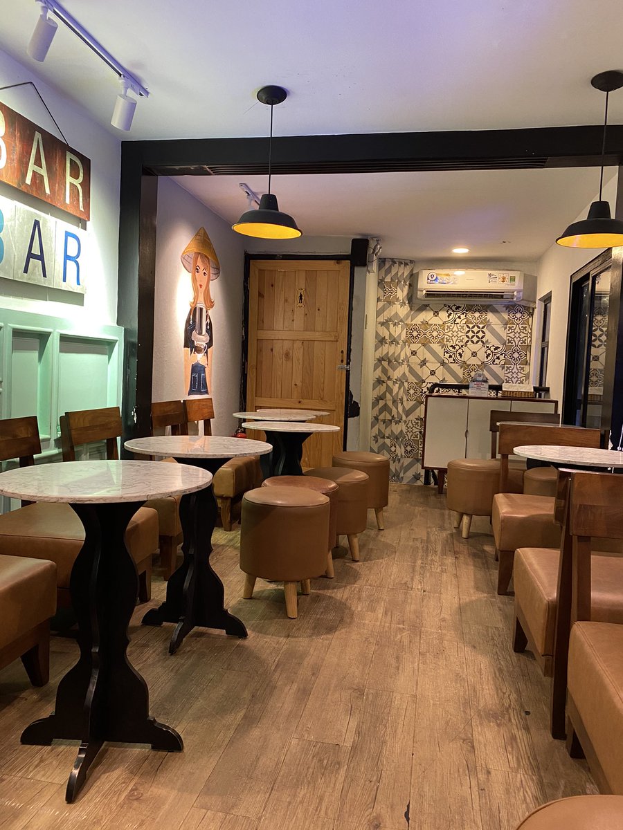 vnshocker's tweet image. カフェに誰もいないので静かに作業出来ると思いましたが、ホーチミンの店内放送は日本に比べるとやたらボリュームが高いのでちょいちょい気が散ってしまいます、、、。