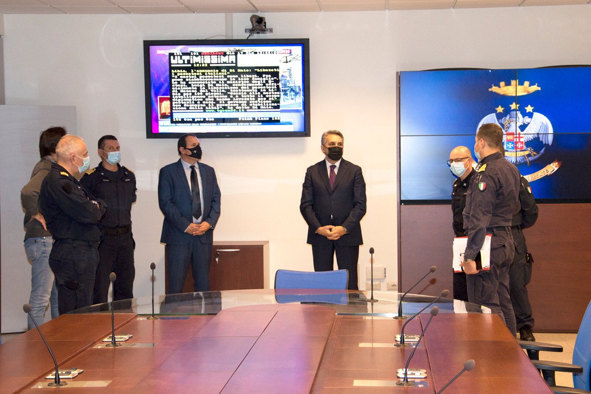 ItalianNavy's tweet photo. Prosegue la collaborazione tra la #MarinaMilitare ed @eni per la sicurezza degli interessi marittimi nazionali. Nei giorni scorsi una delegazione guidata dal Direttore Security #ENI, Dott. Alfio Rapisarda, in visita alla Centrale Operativa della Marina.
#NoiSiamolaMarina https://t.co/2pVzU0ECOJ