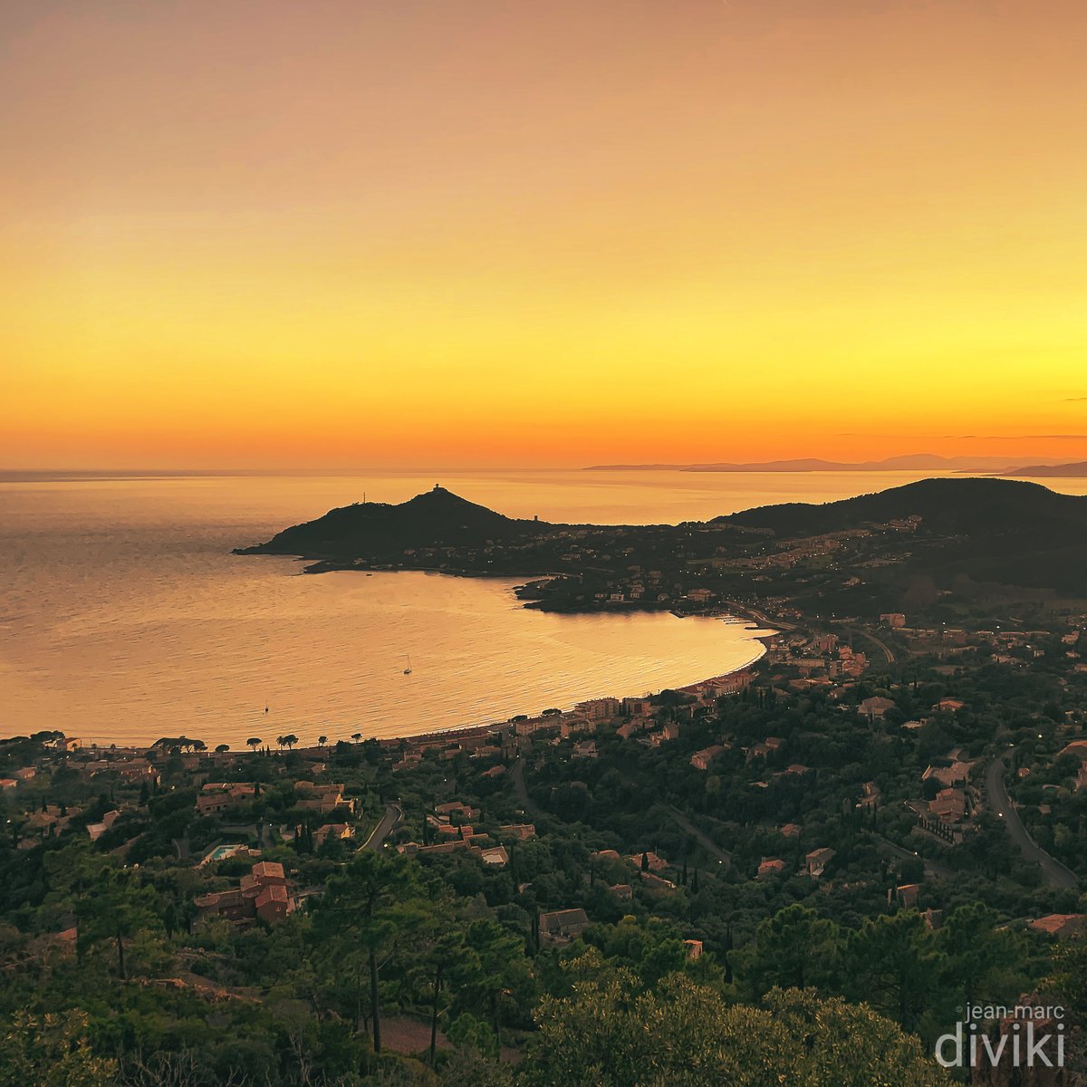diviki's tweet photo. Coucher de soleil sur la baie d’Agay et au loin Saint-Tropez !

#agay #SaintRaphael #SaintTropez #cotedazurfrance #esterel #rastel #sunset https://t.co/EK6V5yTauR