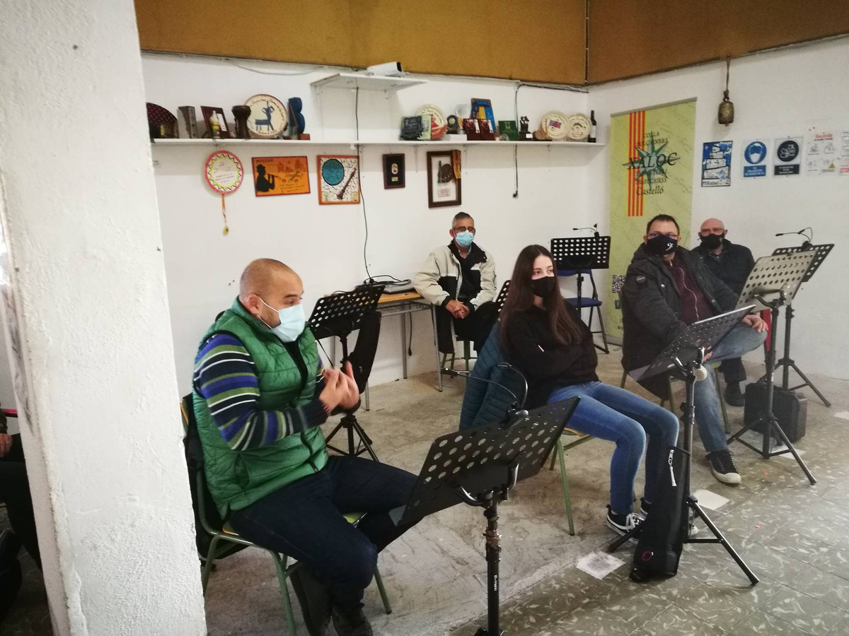 CollaXaloc's tweet photo. Seguim amb els tallers. Taller de afinació i embocadura. Aprofitant xicotets moments per a millorar la nostra tècnica. #fentcolla #dolçaina #tabal #percussió https://t.co/7cq92ngtQd