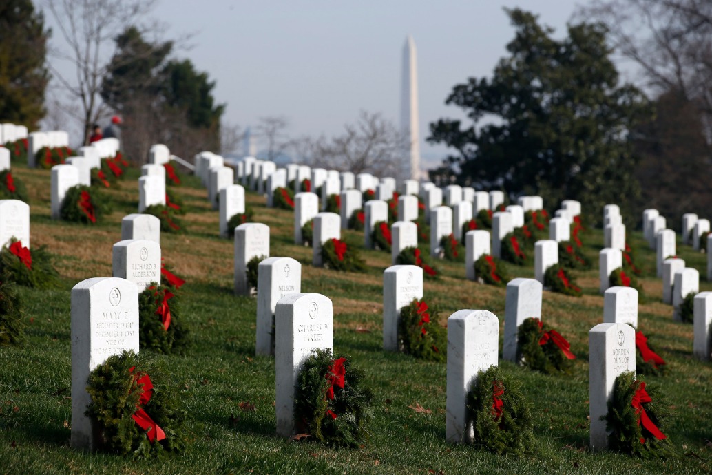 ToysForTots_USA's tweet photo. National Wreaths Across America Day is a movement to cover all veterans’ grave markers with a Christmas wreath.  #WreathsAcrossAmericaDay https://t.co/vF4gtMSc0m